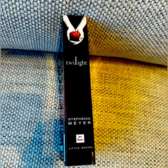 Twilight by Stephanie Meyer, in Paperback - Picture 2 of 3